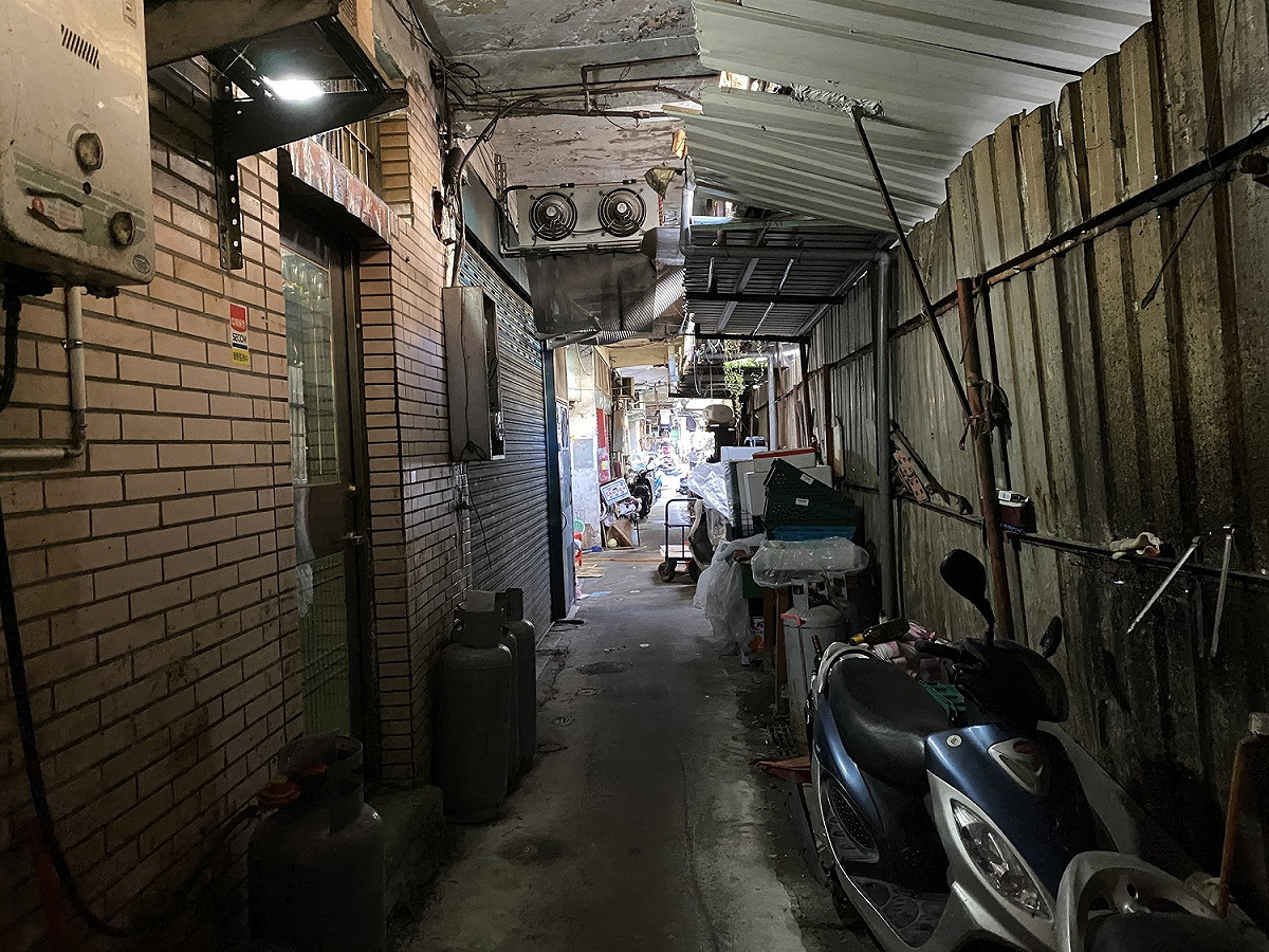 新店惠國市場走道狹窄髒亂堆滿雜物。 圖：新北市城鄉局提供