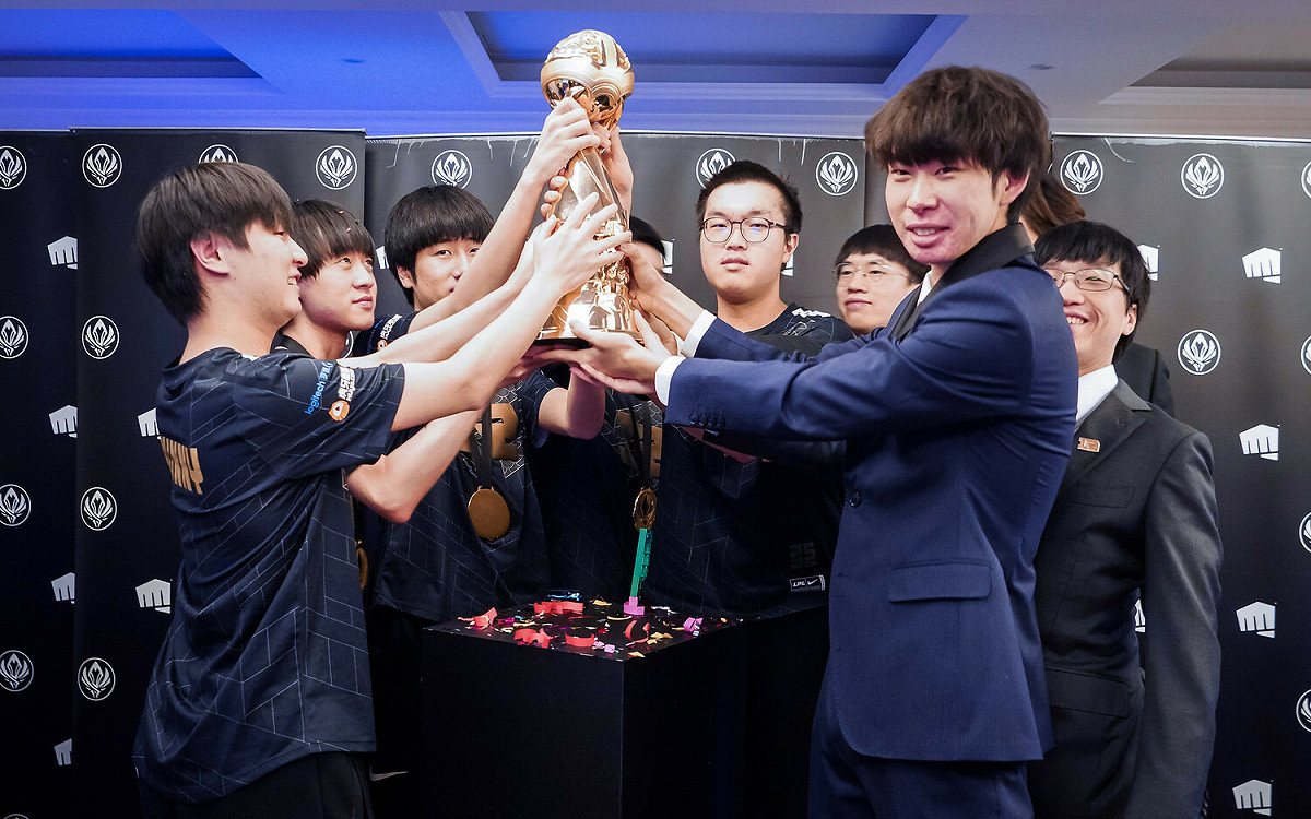 《英雄聯盟》季中邀請賽（MSI）於昨（29）日落幕，中國戰隊Royal Never Give Up （RNG）於自家訓練室中捧起冠軍金盃 圖：Riot Games