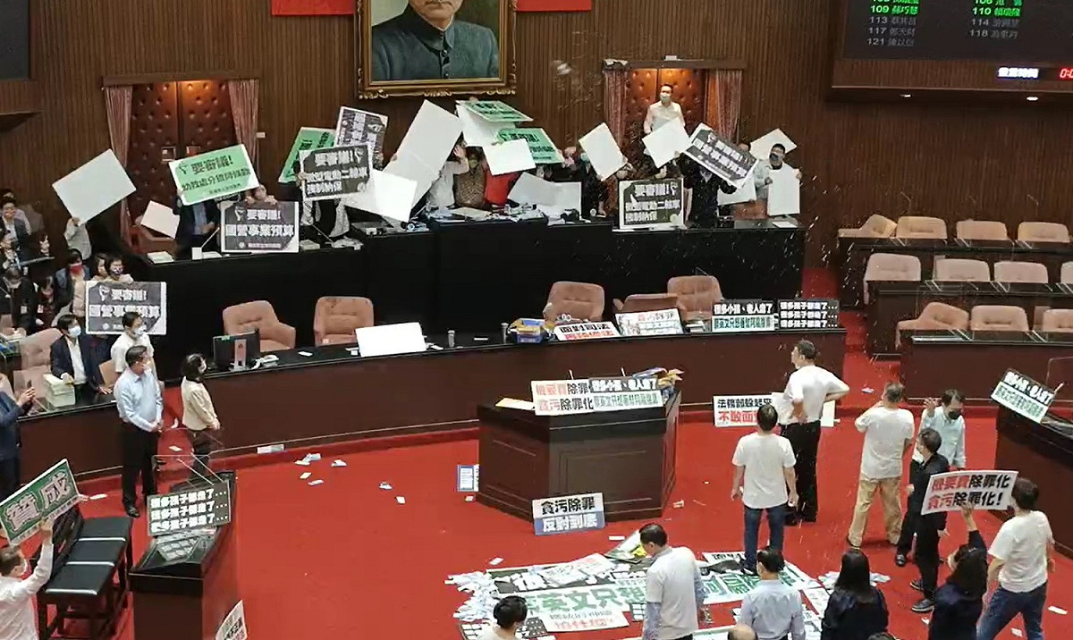 藍綠立委為攸關國務機要費除罪化的《會計法》修法案，發生衝突。 圖：擷取自國民黨團臉書