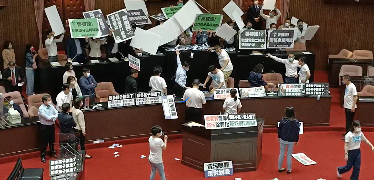 為會計法修法，藍綠立委爆發衝突。 圖：國民黨團臉書