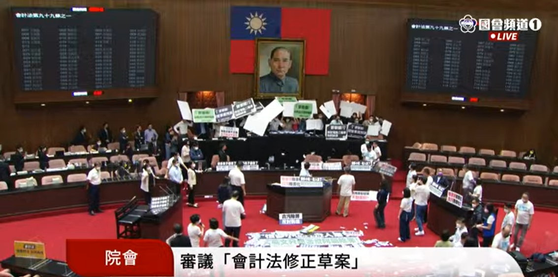 國民黨立委向主席台擲杯水。 圖：國會頻道