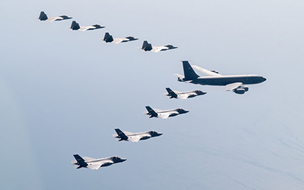 美國空軍F-22猛禽戰鬥機和日本航空自衛隊F-35A閃電 II 戰機與KC-135加油機在日本岩國基地上空一起飛行。 圖 : 翻攝自美國空軍(資料照)