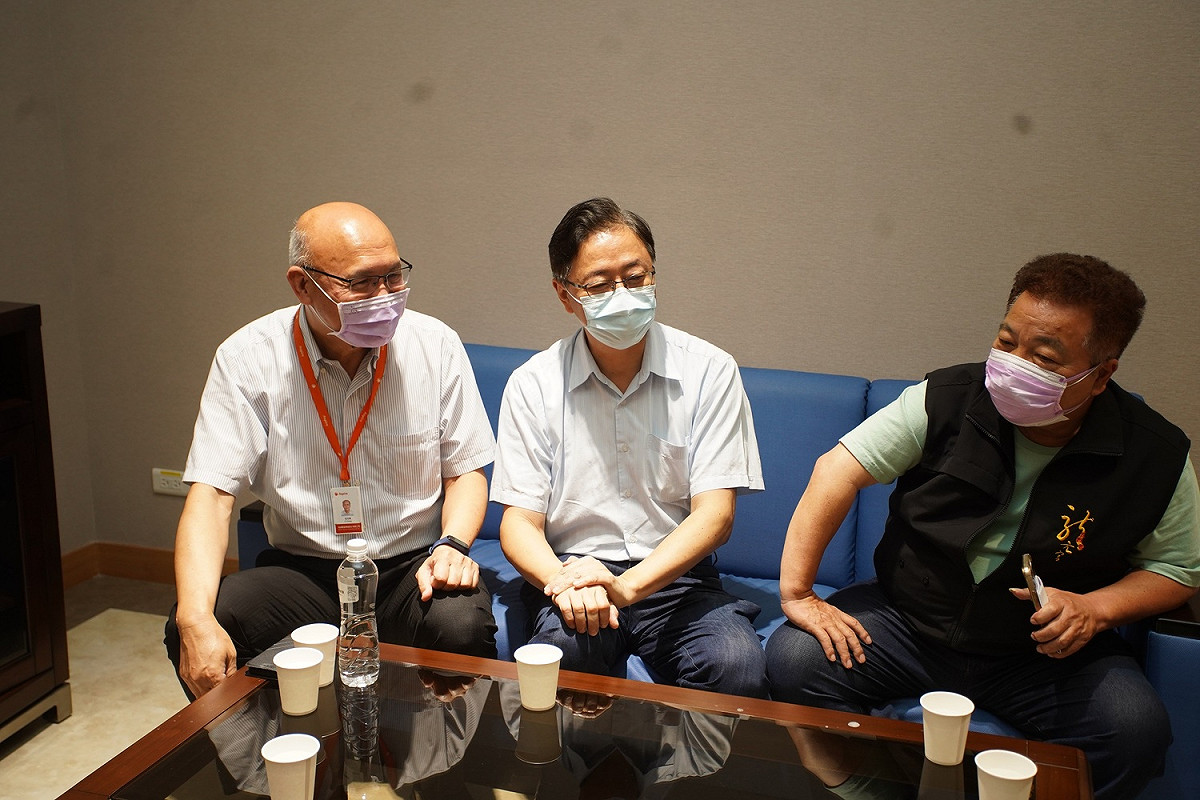 張善政到龍潭渴望園區向龍潭鄉親請益。 圖：林昀真／攝