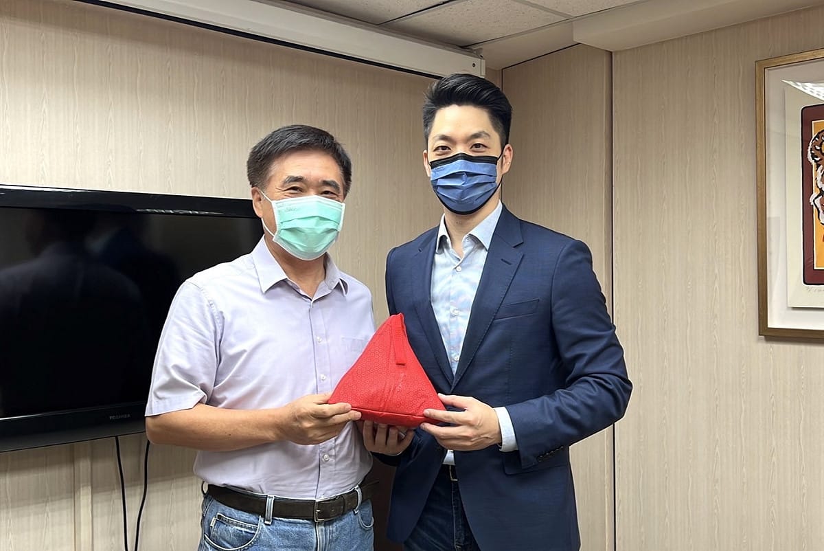 國民黨立委蔣萬安拜會台北前市長郝龍斌。 圖：蔣萬安辦公室/提供（資料照片）