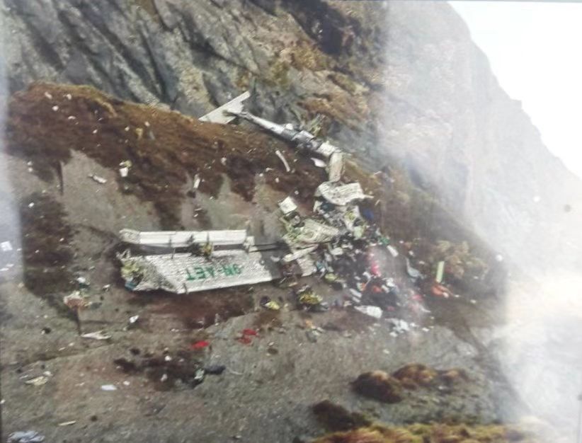 尼泊爾軍方公布客機失事現場，機身被完全摔碎。 圖:翻攝自NASpokesperson 推特 (@NaSpokesperson)