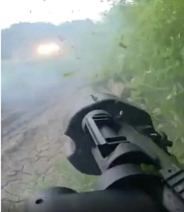 本·格蘭特所在小隊用火箭筒攻擊俄軍。 圖 : 烏克蘭國際志願軍/提供