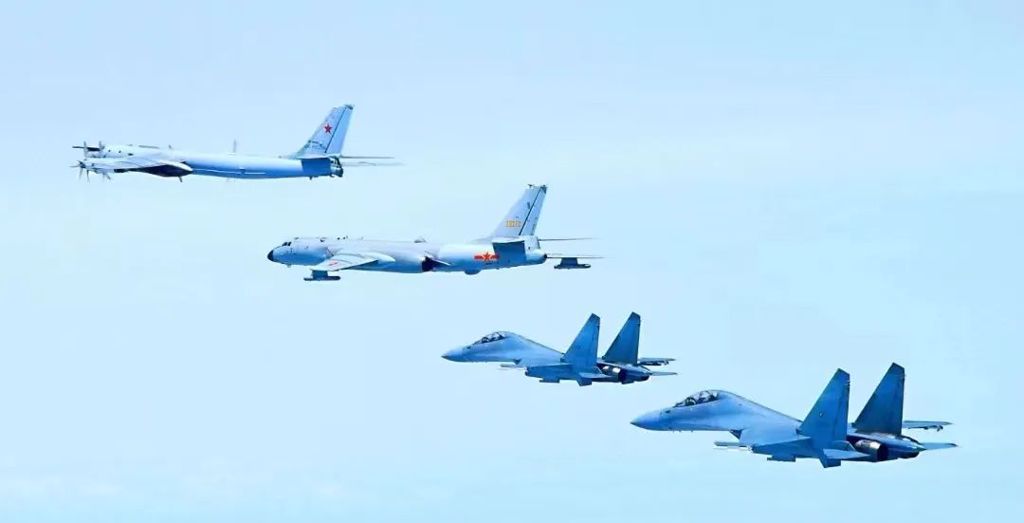 殲-16在中俄聯合巡航中與俄戰機同框。 圖：翻攝自央視