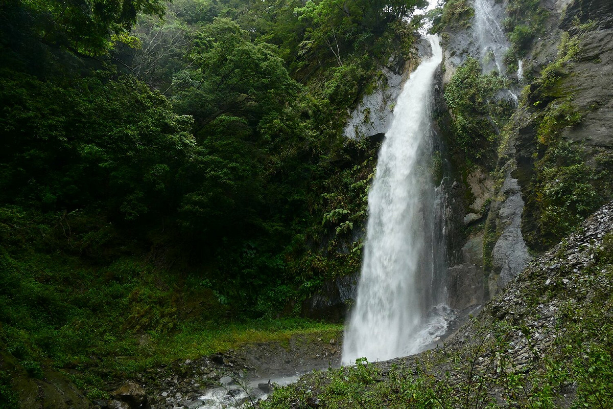 近期梅雨季為山區帶來大量雨量，奧萬大森林遊樂區的瀑布群水量大增，而有飛瀑美景。