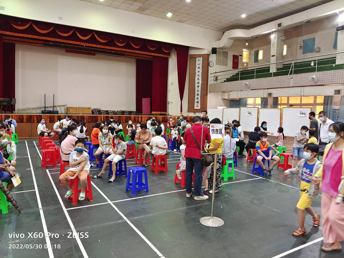 屏東仁愛國小學生施打輝瑞兒童疫苗。 圖:屏東縣政府提供