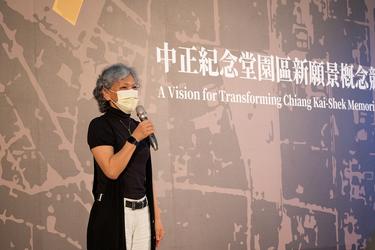 中華民國景觀學會鄧婉君理事長指出中正紀念堂的發展議題是都市再定位的議題。 圖：台灣現代建築學會提供