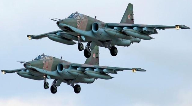 俄軍的蘇-25戰機低空攻擊烏克蘭東部的烏軍地面部隊。(資料照片) 圖 : 翻攝自KKNews