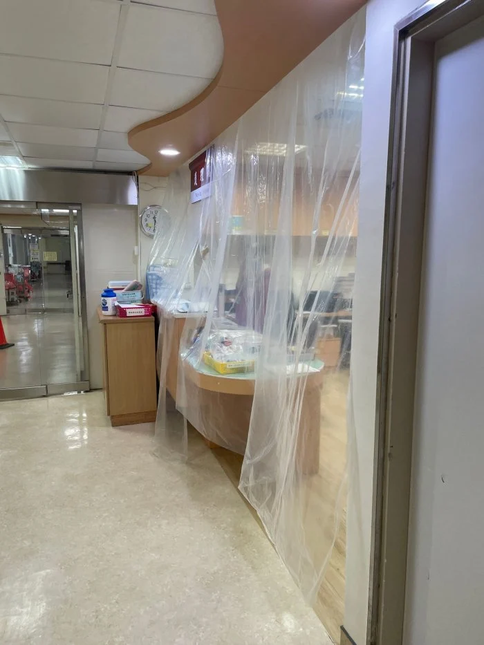 高雄市立民生醫院遭院內護理師爆料，護理站與病房僅用未密封的塑膠布隔開。 圖:翻攝自Dcard