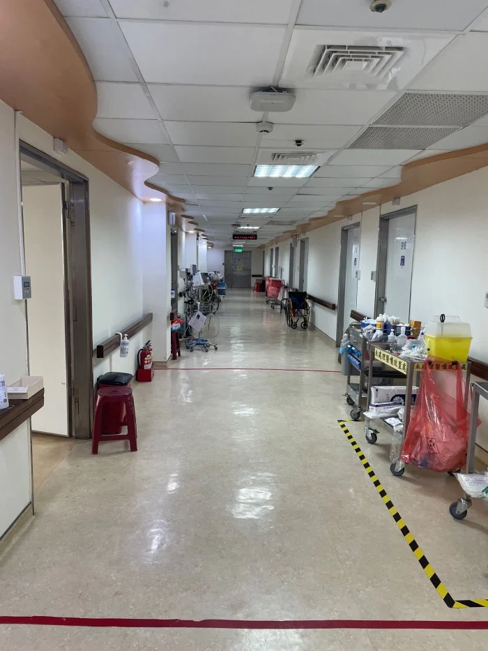 高雄市立民生醫院遭院內護理師爆料，專責病房環境差，高溫不開冷氣，隔離也不確實。 圖:翻攝自Dcard