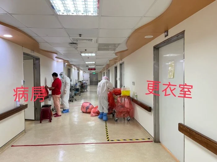 護理師爆料，民生醫院內更衣室和病房之間毫無區隔。 圖:翻攝自Dcard