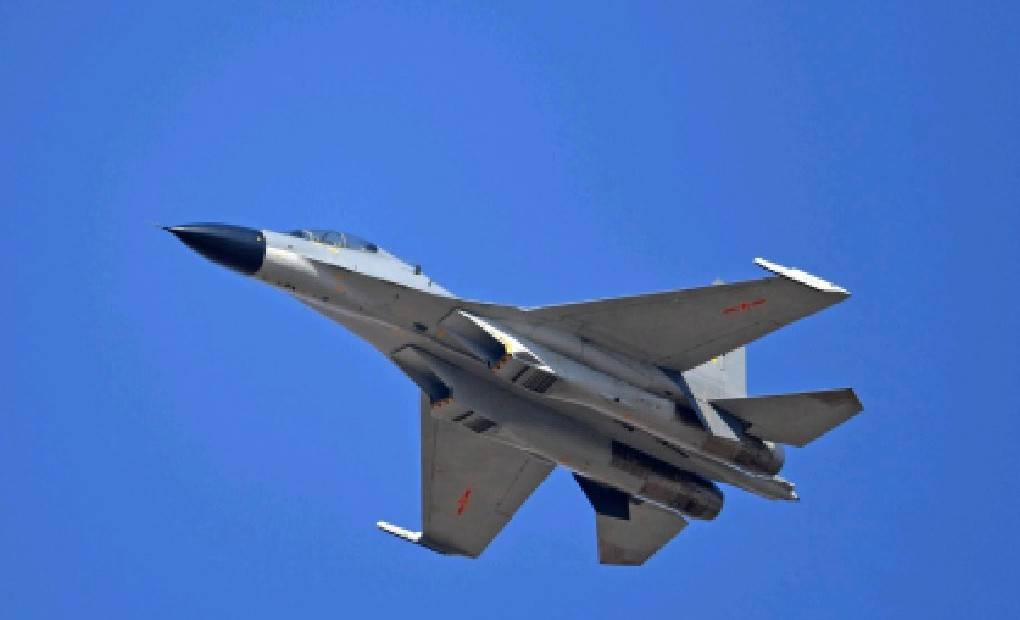 中國近年加強對台軍事威脅，頻繁派出軍機擾台。圖為殲11同型機。 圖：國防部提供