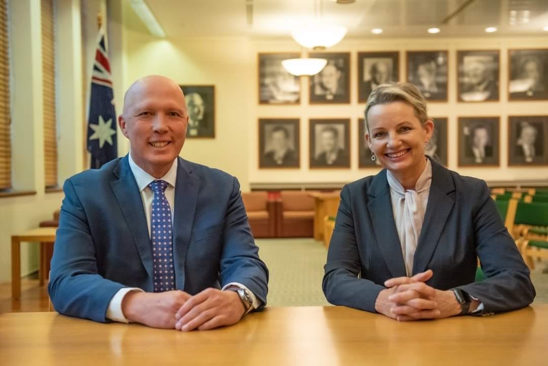 澳洲前國防部長杜登（Peter Dutton）（左）當選自由黨領袖，副手為前環境部長蘇珊·蕾（Sussan Ley）（右）。 圖：取自Peter Dutton臉書