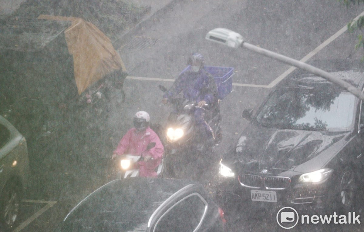 受到颱風外圍環流影響，氣象局對7個縣市發布大雨特報（資料照）。 圖：張良一／攝（資料照）