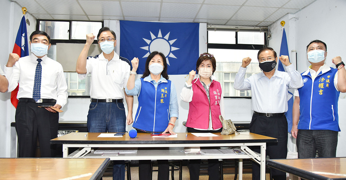 張善政（左２）前往國民黨楊梅區黨部拜會請益。 圖：張善政競選辦公室／提供
