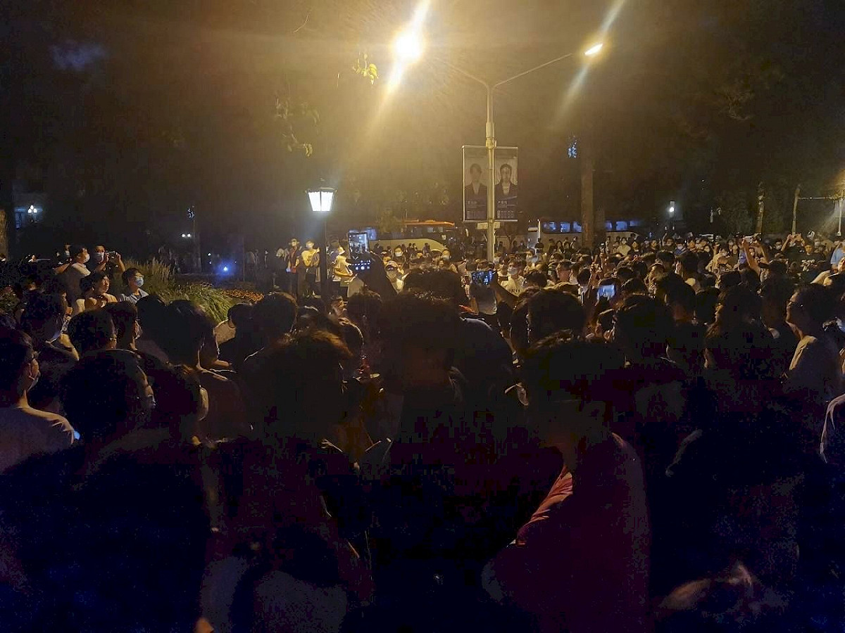 天津大學學生抗議示威，高喊口號：打倒官僚主義、打倒形式主義。 圖:翻攝自微博