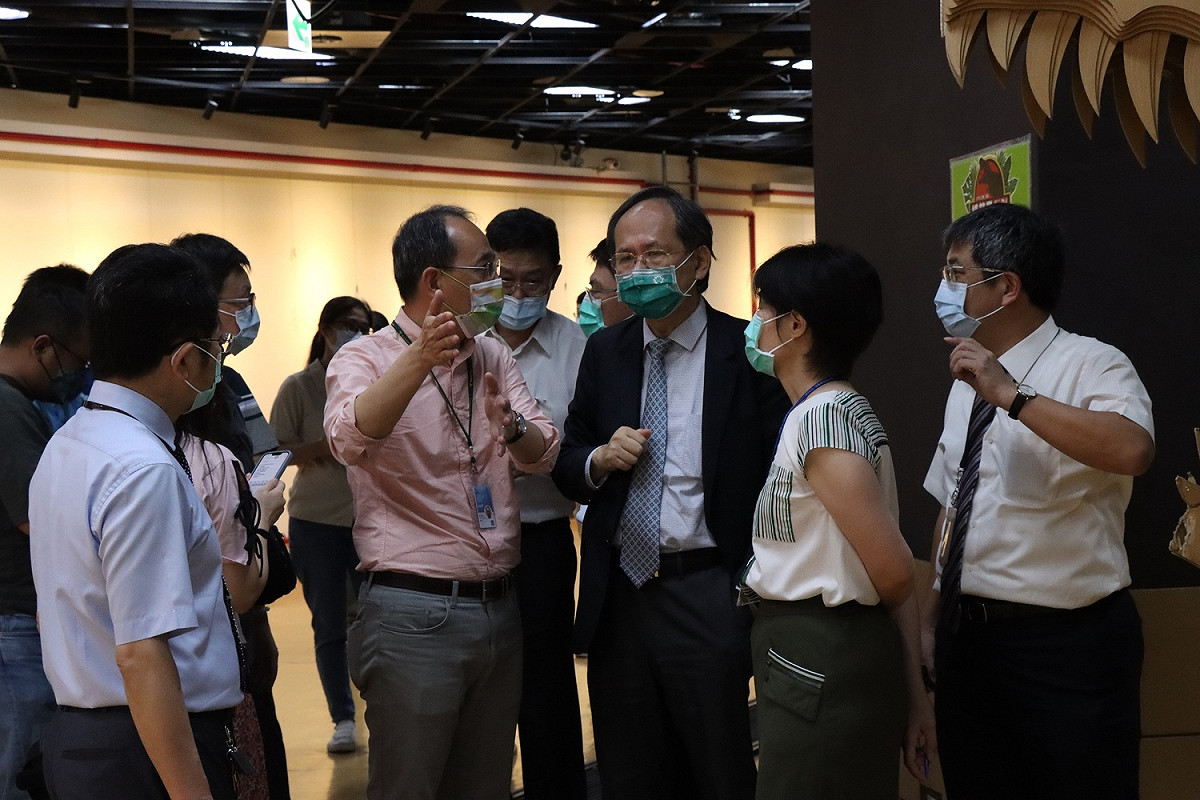 台中榮總院長陳適安帶領主管前往科博館大型兒童疫苗施打站了解準備情形。 台中榮總/提供