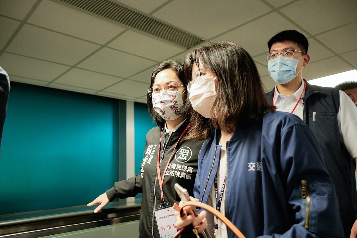 賴香伶（左）今赴桃園機場了解機場防疫情形。 圖：民眾黨／提供