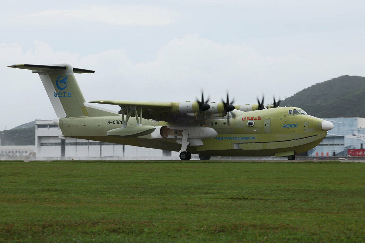 中國自主研製的水陸兩棲飛機「鯤龍」AG600「新構型」滅火機，31日在廣東珠海成功首飛。 圖：翻攝某些人中的某些人微博