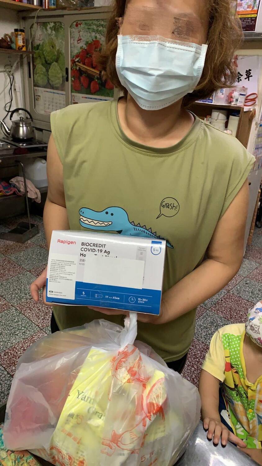 平溪區弱勢戶不只領到快篩劑  也領到一大袋物資。 圖：新北市社會局提供