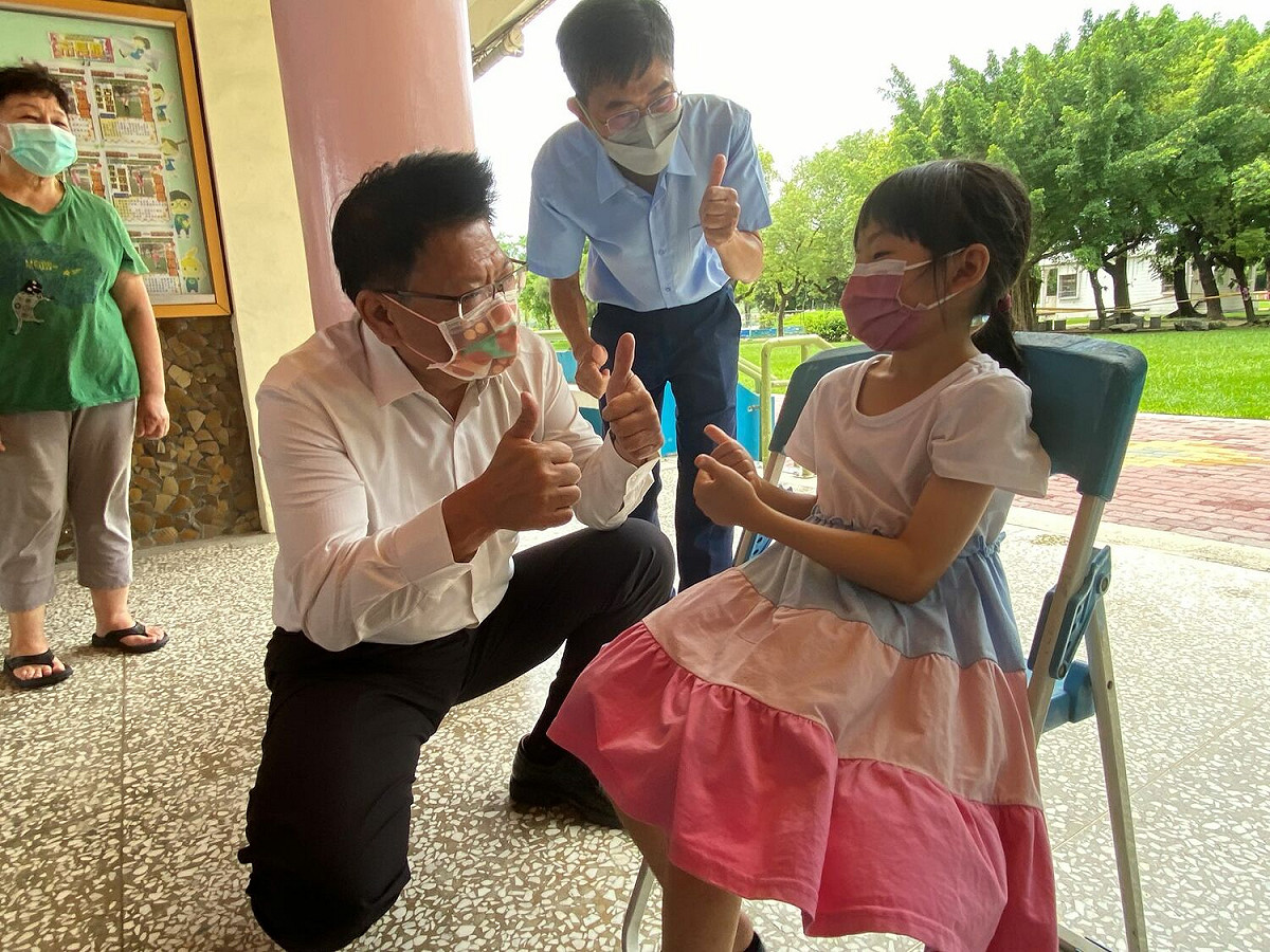 潘孟安關切前進國小學童。 圖：屏東縣政府提供