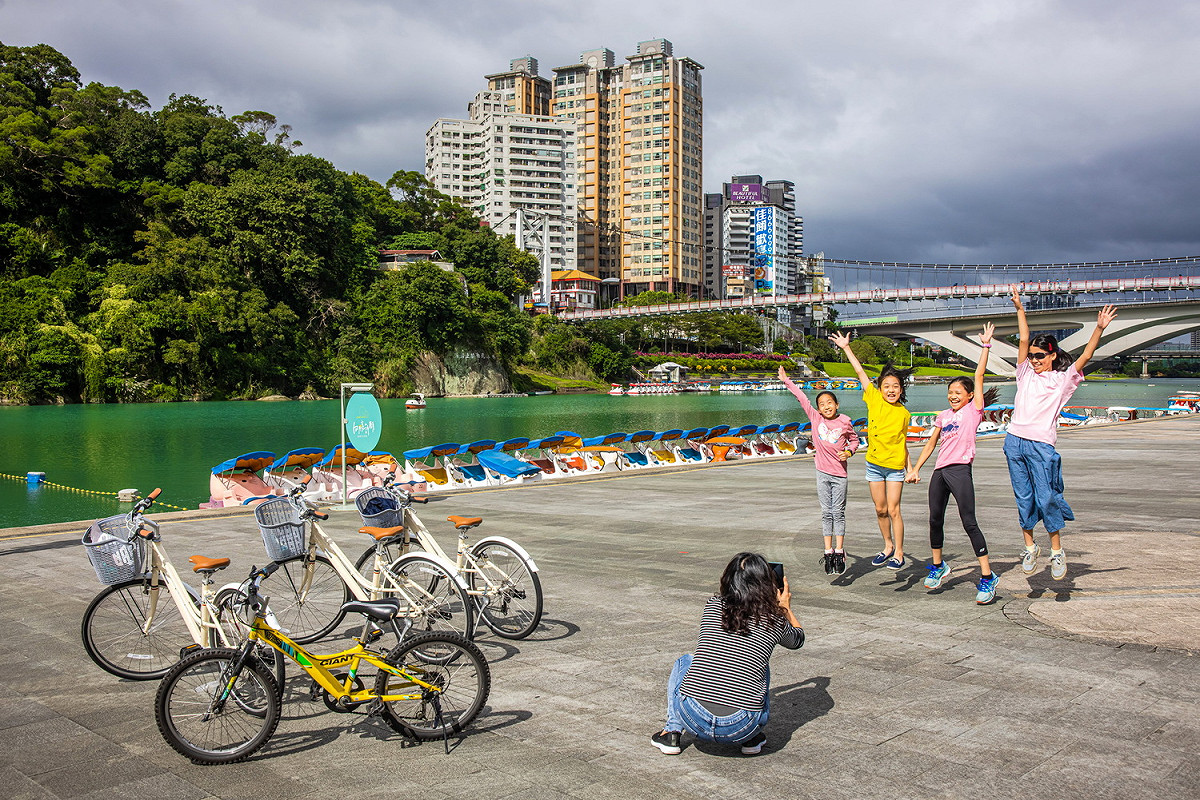 「新店溪自行車道」可漫遊水岸及城市綠廊，每晚於碧潭風景區更有《碧潭水舞秀》展出。