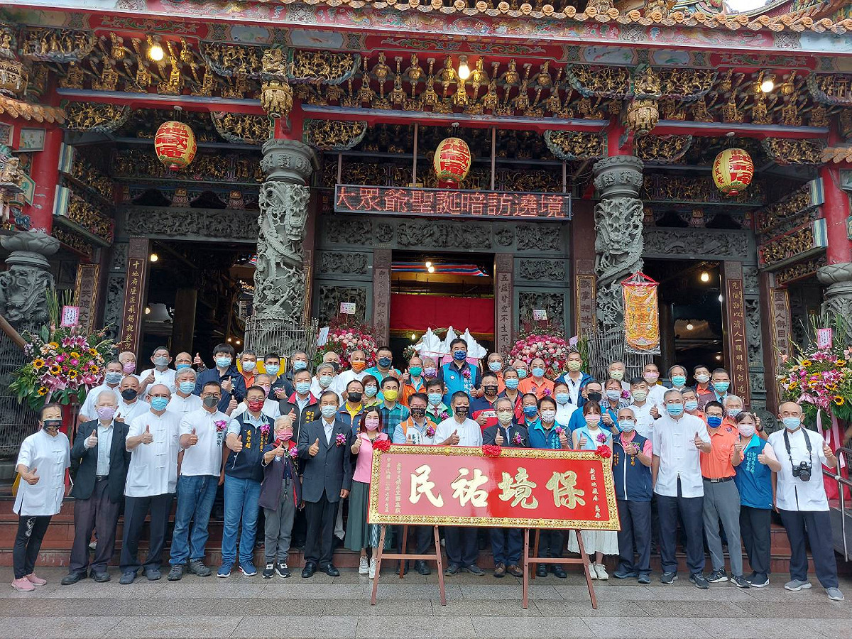 今(31)日是新莊地藏庵文武大眾爺聖誕千秋，秘書長林祐賢敬獻「保境祐民」匾額。 圖：新北市民政局提供