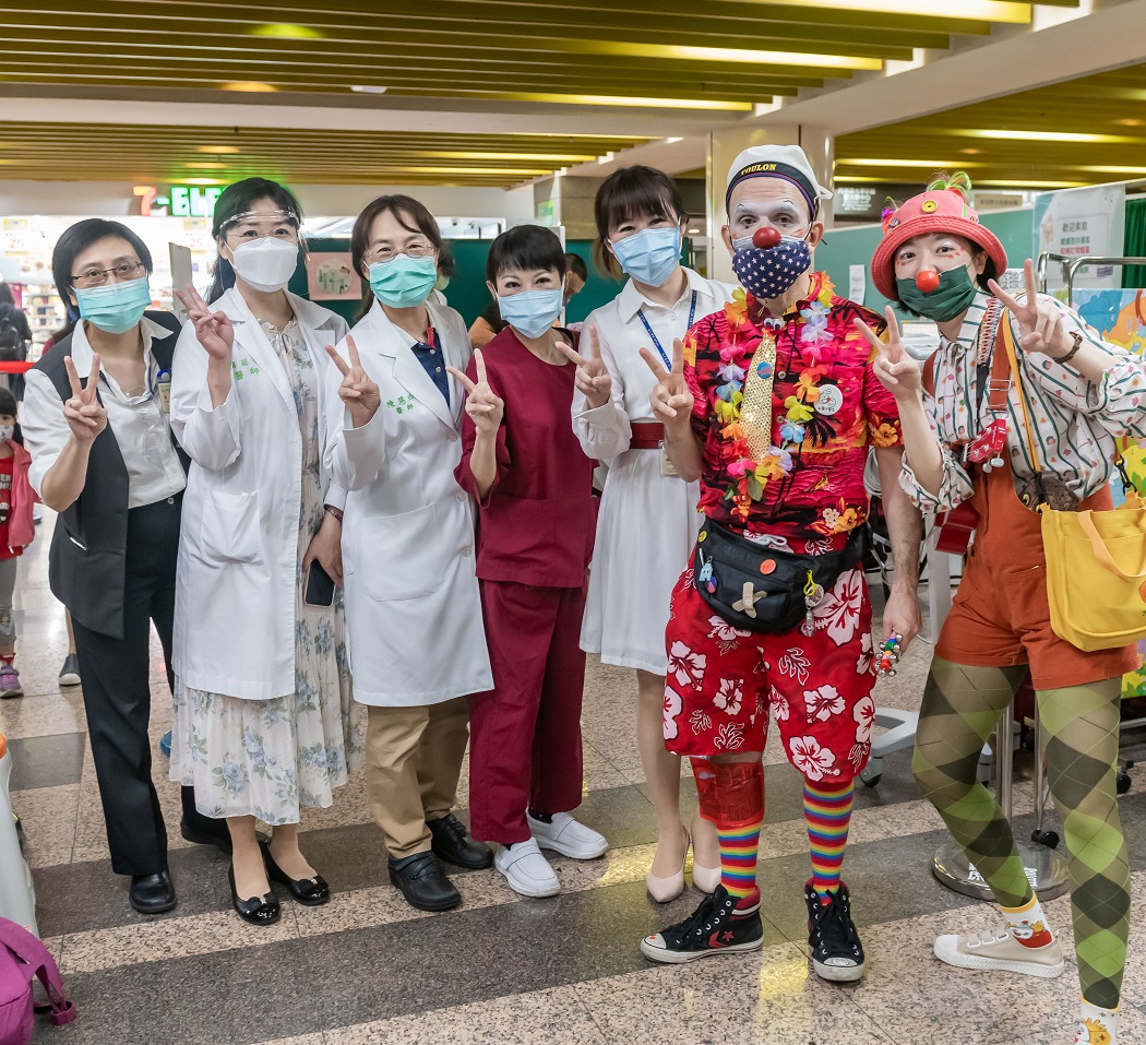 台大醫院全力協助兒童及青少年施打新冠BNT疫苗，並邀請紅鼻子醫生駐點疫苗施打站。 圖：台大醫院/提供