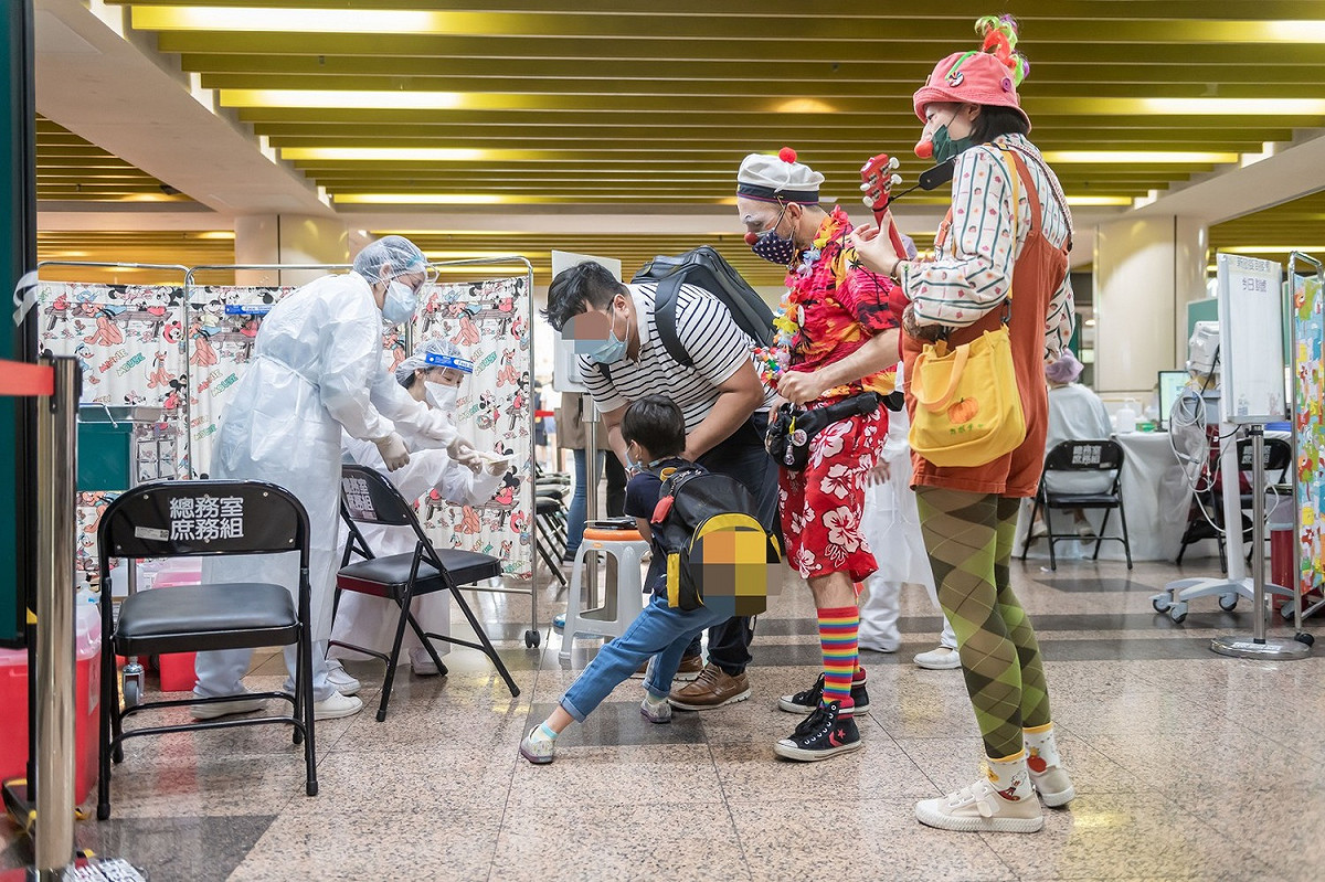 臺大醫院全力協助兒童及青少年施打新冠BNT疫苗，邀請紅鼻子醫生駐點疫苗施打站，以期降低兒童對打針的恐懼感！ 圖：台大醫院/提供