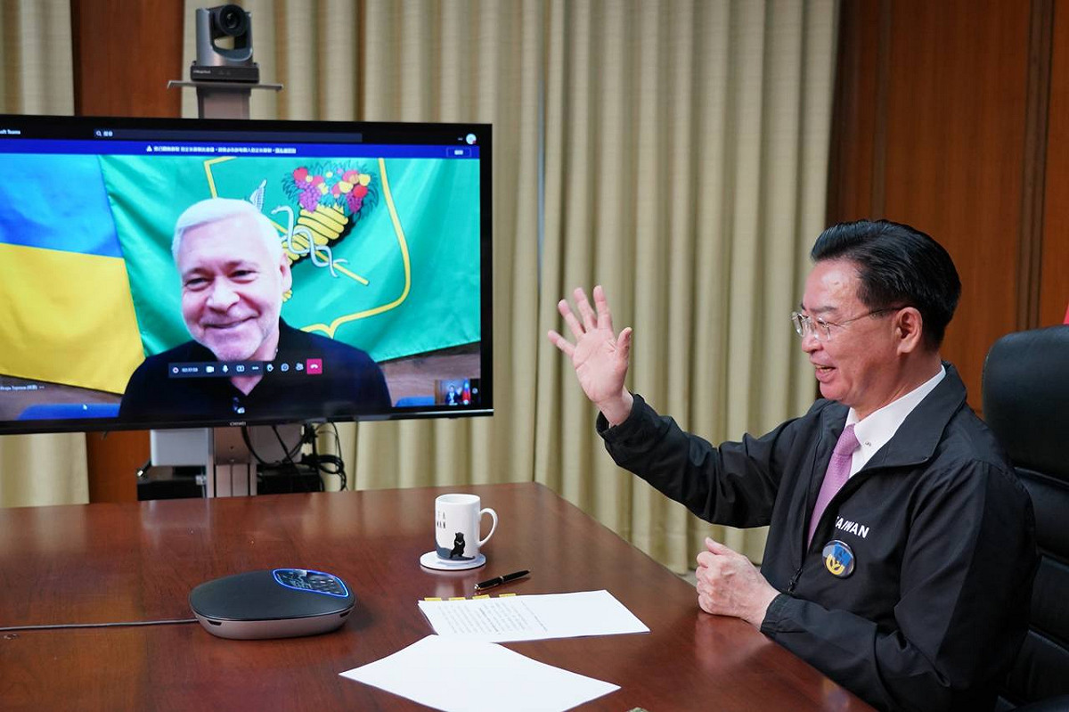 吳釗燮今日與烏克蘭第二大城哈爾科夫 （Kharkiv） 市長切列霍夫 （Ihor Terekhov） 視訊通話，表達台灣人民對烏克蘭人民的支持與關懷，並代表台灣政府宣布將援助烏克蘭哈爾科夫市政府 200 萬美元。 圖：外交部提供