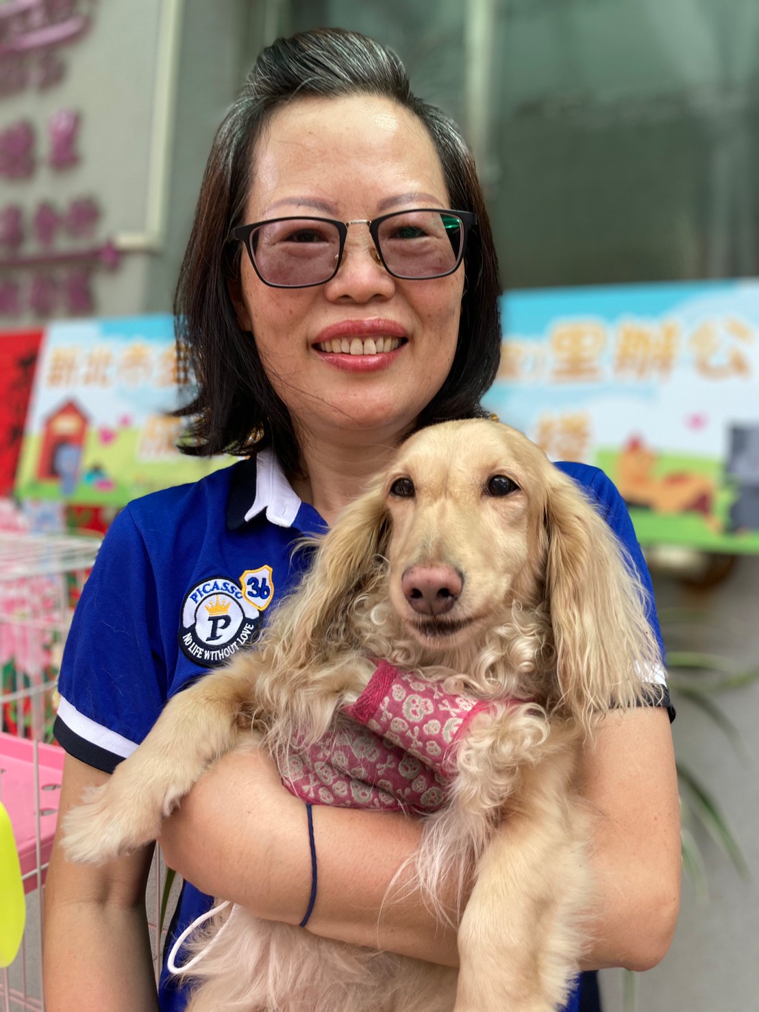 成德里里長陳次芬對動物有愛，主動加入成立愛心認養小棧。 圖：新北市動保處提供