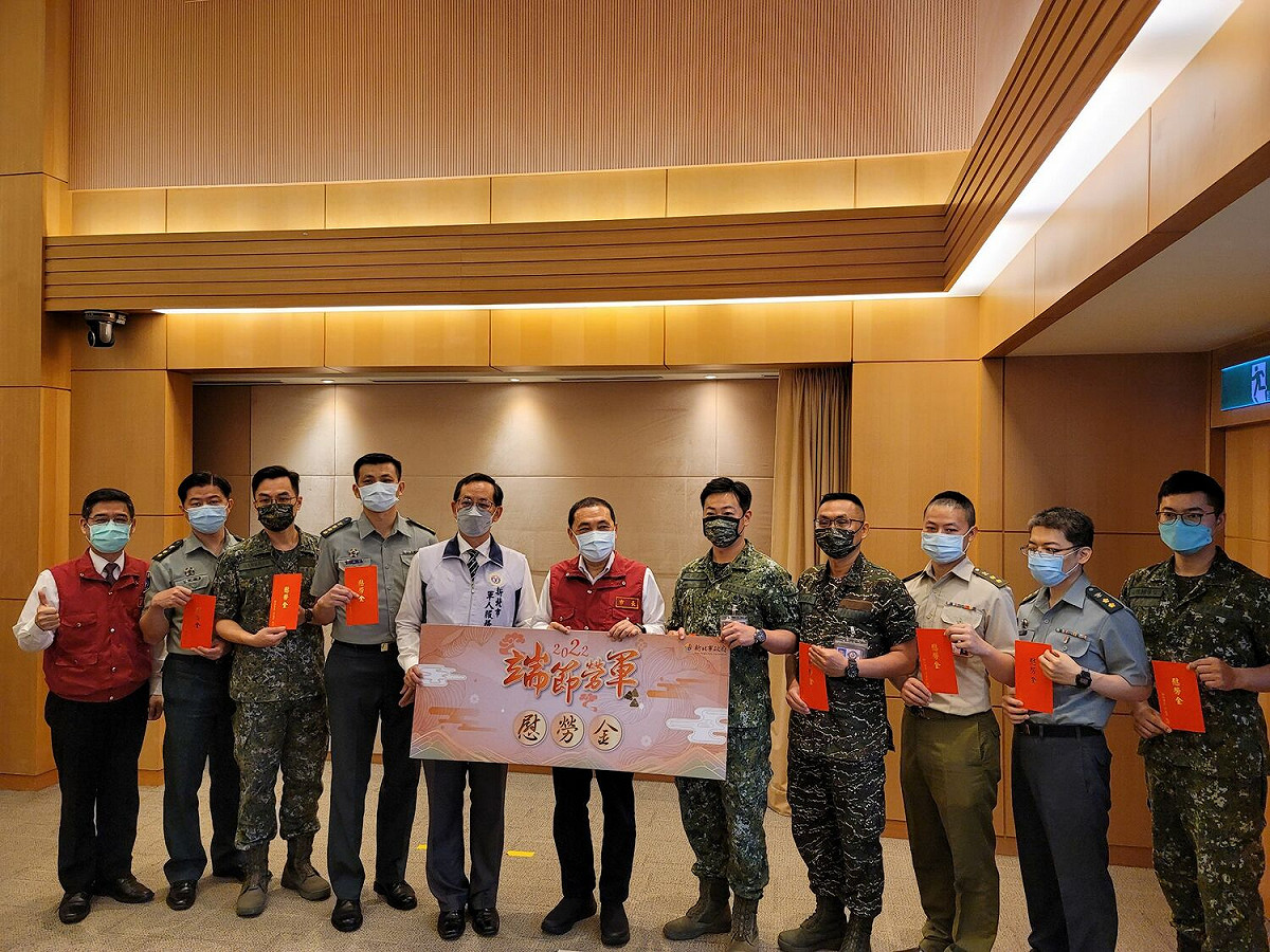 侯友宜今(1)日於市政會議致贈陸軍關渡地區指揮部、海軍陸戰隊陸戰六六旅等8個國軍部隊慰勞金。 圖：新北市民政局提供