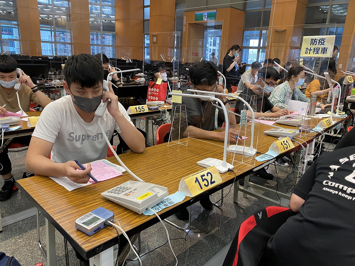 侯友宜感謝國軍弟兄支援居家照護關懷中心接話。 圖：新北市民政局提供