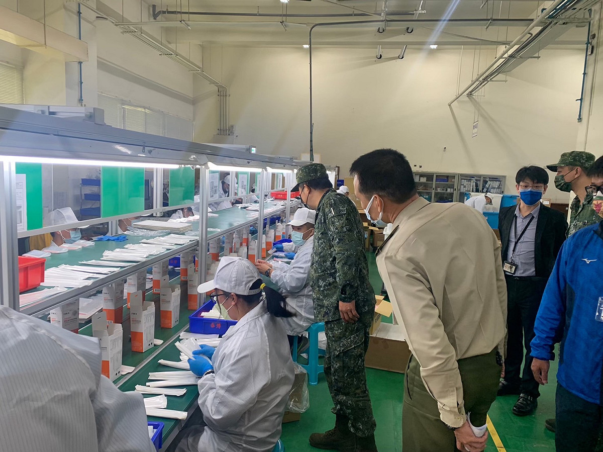 侯友宜感謝國軍弟兄協助製作快篩試劑。 圖：新北市民政局提供
