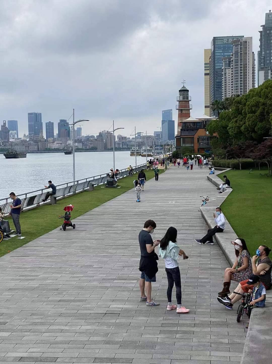 上海今（1）日解封，許多人跑出來享受自由的空氣。(示意圖) 圖 : 翻攝自臉書/台灣人在上海