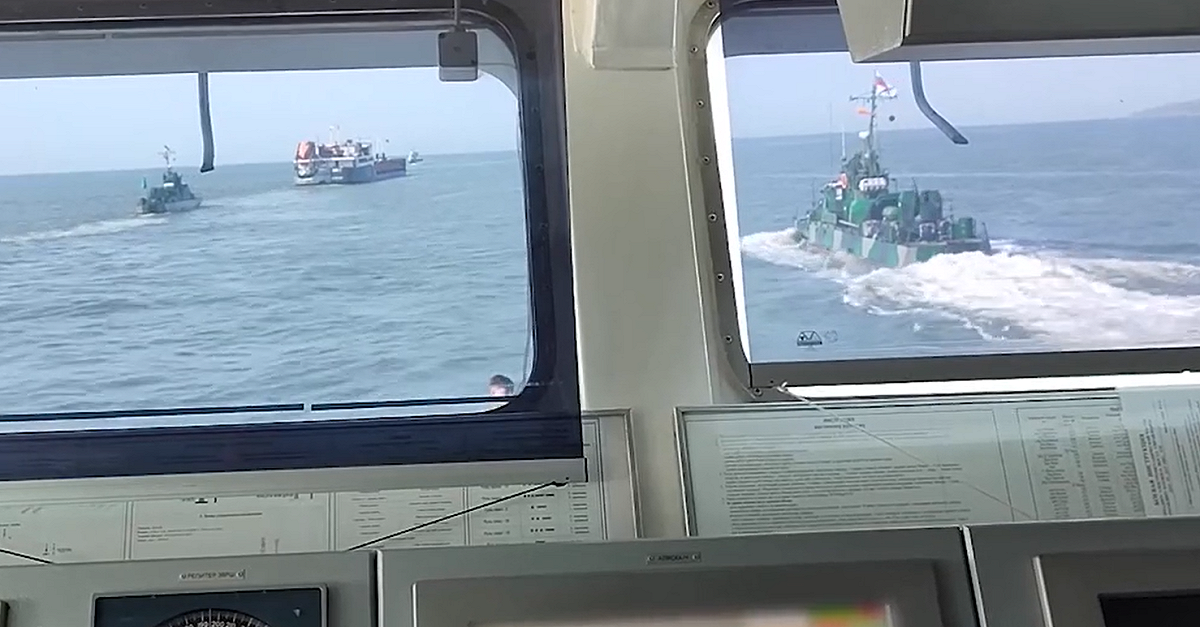 俄羅斯國防部公布的影片，俄軍從船內拍到貨船和其他兩艘軍艦。 圖 : 翻攝自俄羅斯國防部