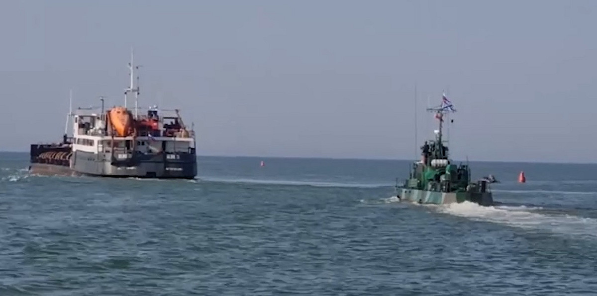 首艘從馬里烏波爾駛出的俄國貨船(左)，有俄軍軍艦(右)護送。 圖 : 翻攝自俄羅斯國防部