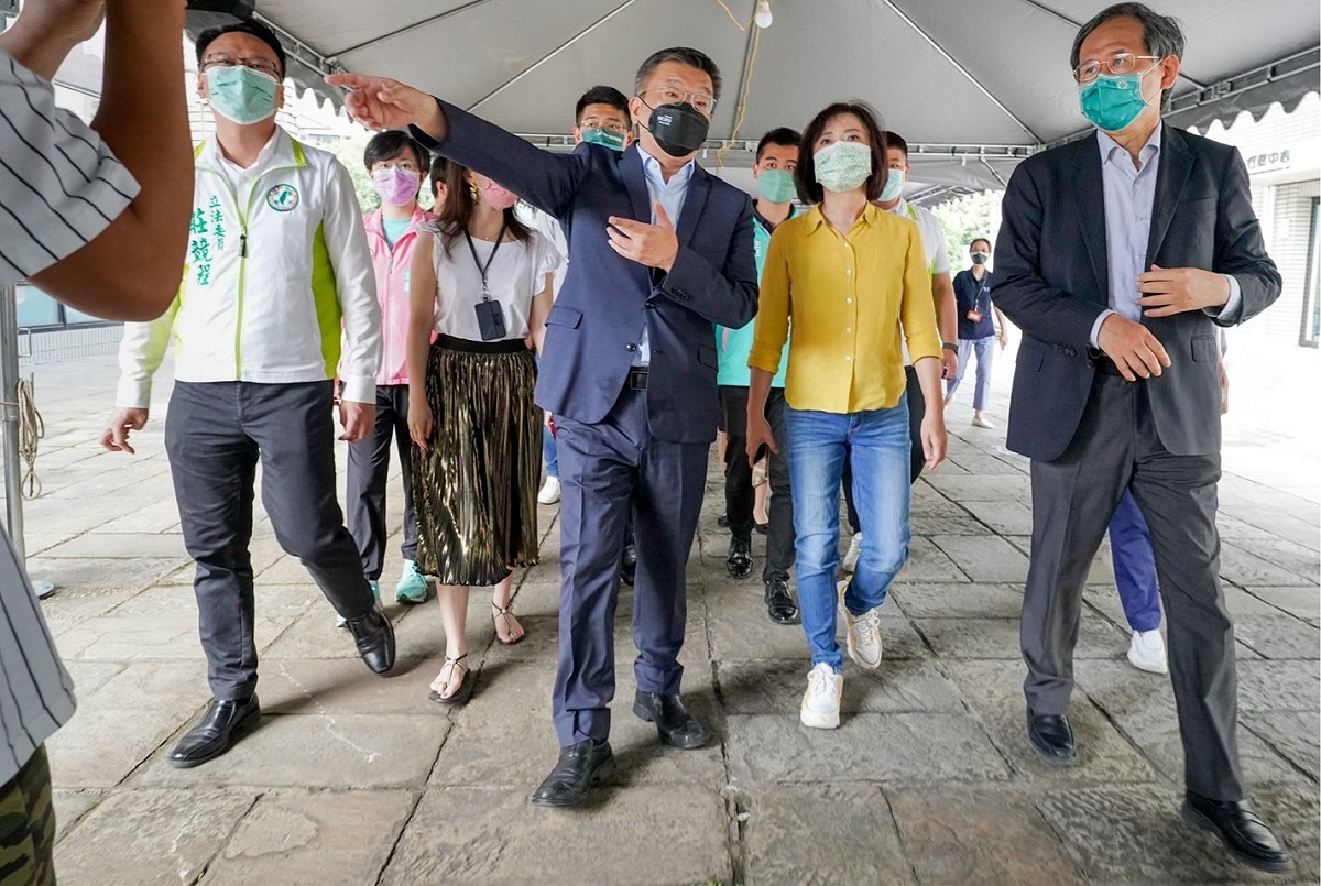 蔡其昌視察兒童疫苗施打站，他要盧秀燕不要一直抹黑他。  蔡其昌辦公室/提供