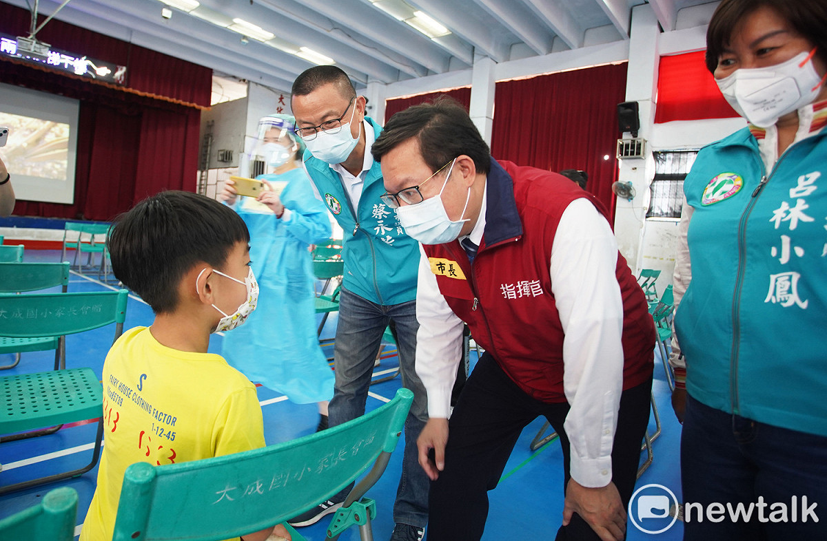 鄭文燦視察大成國小幼童施打BNT疫苗。 圖：林昀真/攝