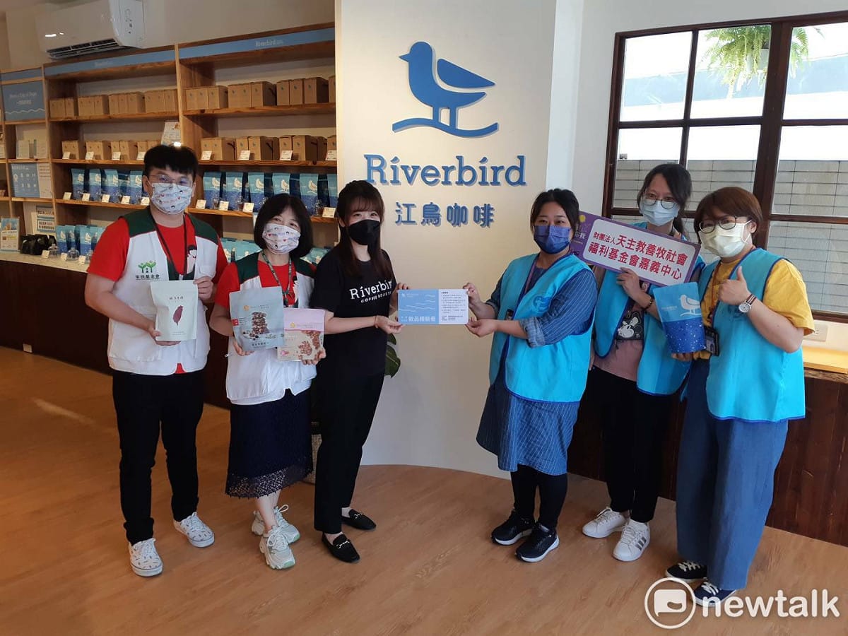 雲林江鳥咖啡嘉義市民北店今天開幕，現場並舉行公益活動。 圖：蔡坤龍/攝