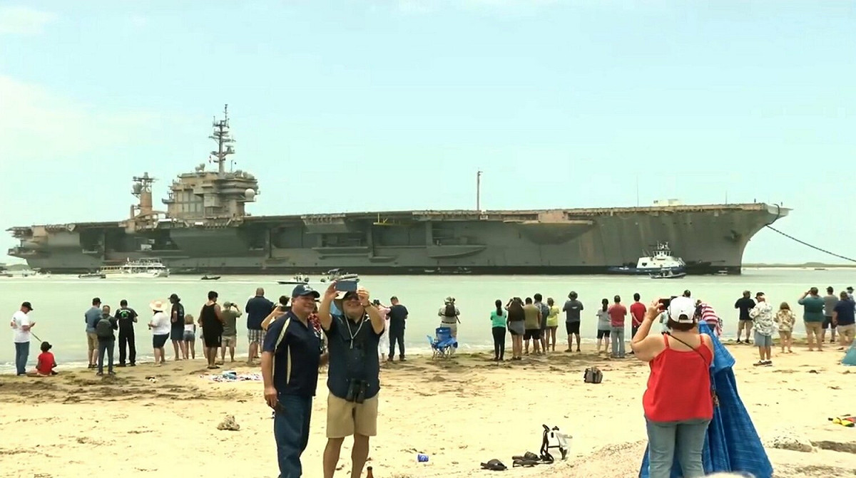 美軍傳統動力航空母艦「小鷹號(CV-63)」歷經4個半月的海上拖帶航程，5月31日駛進德州布朗斯維爾附近海域，民眾拿起相機紀錄這艘服役長達半世紀的美國海軍主力航空母艦的最後身影。 圖：翻攝彩虹熊_白瑋微博
