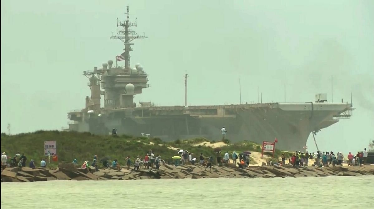 美軍傳統動力航空母艦「小鷹號(CV-63)」歷經4個半月的海上拖帶航程，5月31日駛進德州布朗斯維爾附近海域，民眾拿起相機紀錄這艘服役長達半世紀的美國海軍主力航空母艦的最後身影。 圖：翻攝彩虹熊_白瑋微博