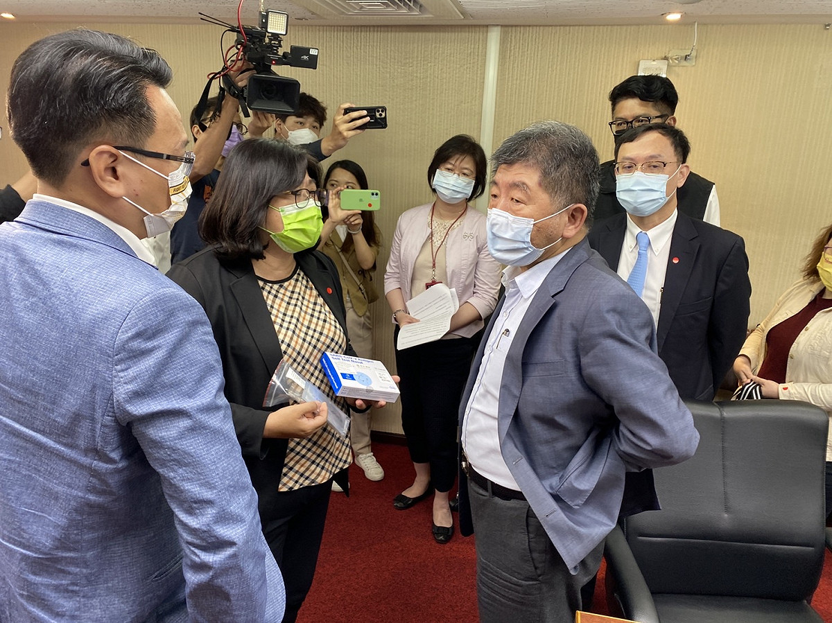 民眾質疑嘉義市兒童疫苗遭抽單，立委王美惠詢問指揮官陳時中後，確定嘉義市兒童疫苗百分之百夠用。 圖：立委王美惠服務處/提供