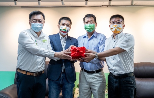 趙天麟(左一)將主委印信交接給許智善(右一)。 圖：民進黨高雄市黨部提供
