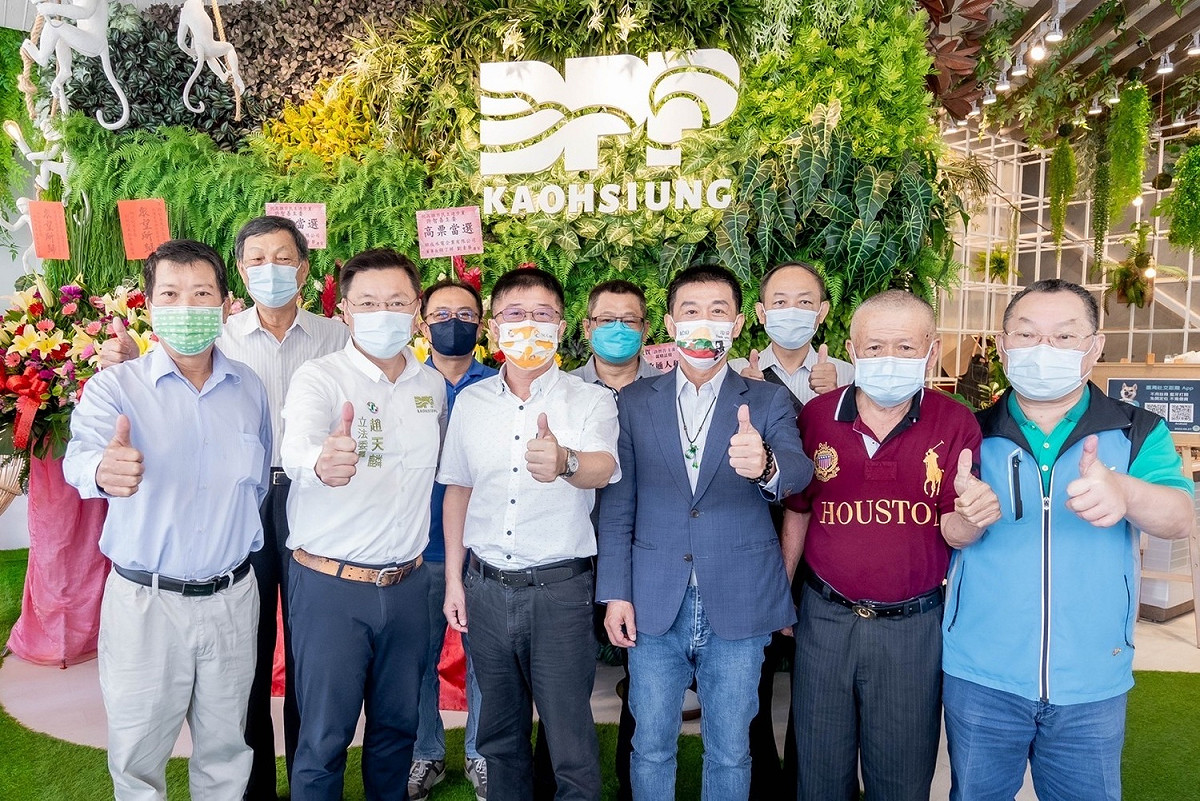 許智傑(前排右三)等地方人士見證主委交接儀式。 圖：民進黨高雄市黨部提供