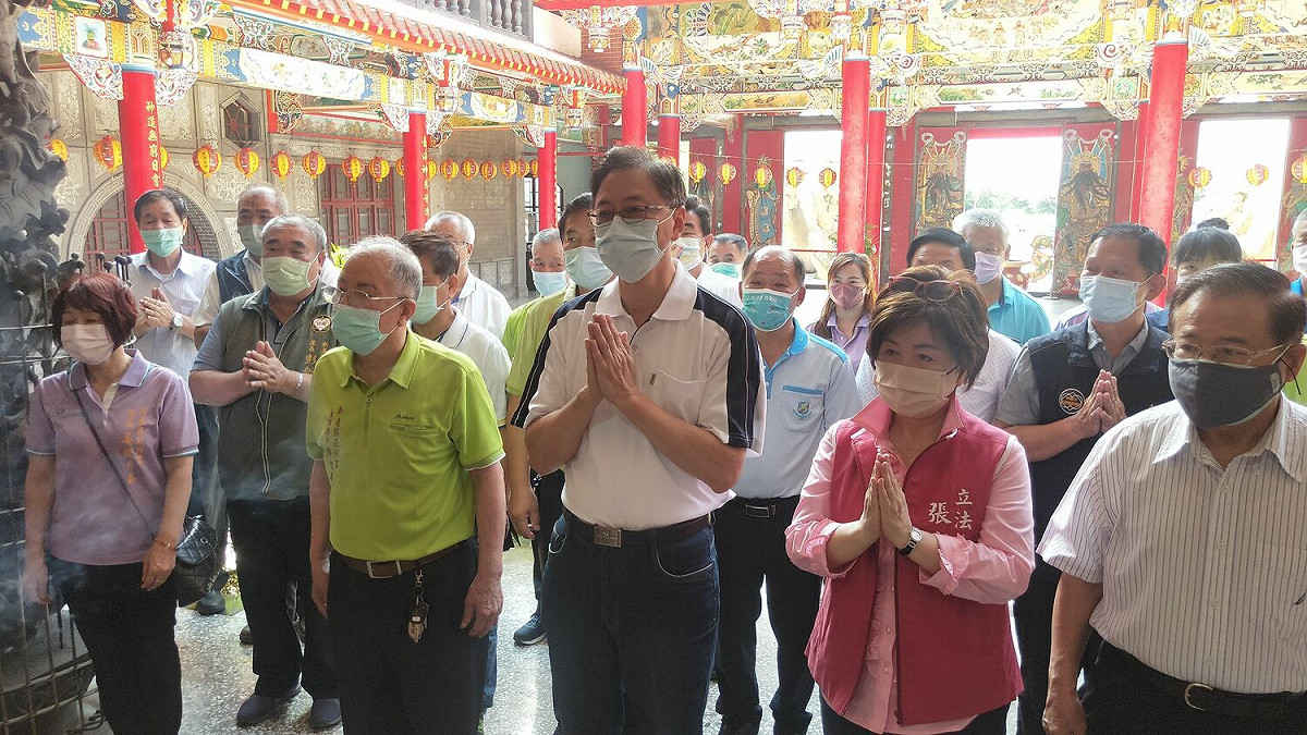 張善政今日前往新屋區長祥宮參拜並與當地里長座談請益。 圖：張善政競選辦公室／提供