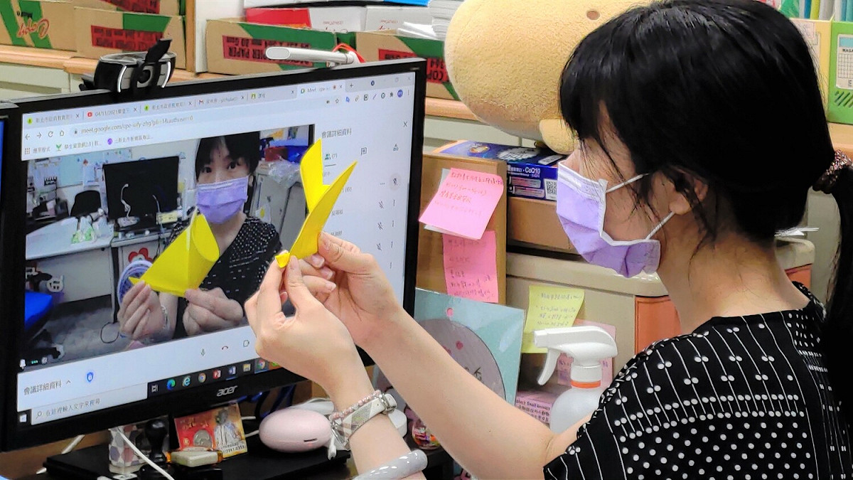 老師在線上認真授課，重視時回饋呈現學習成果。 圖：新北市教育局提供